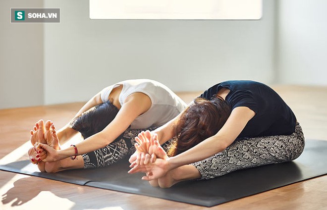 9 tư thế yoga tăng cơ hội thụ thai cho bạn - Ảnh 2.