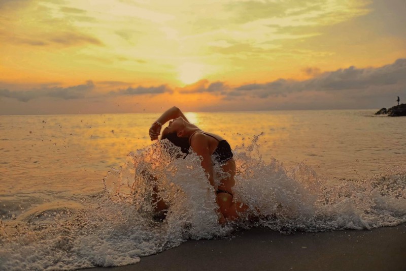 Bộ ảnh tập Yoga vòng quanh thế giới tuyệt đẹp, danh tính của nhân vật chính còn gây bất ngờ hơn - Ảnh 12.