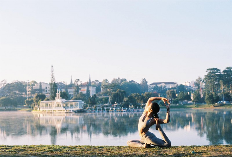 Bộ ảnh tập Yoga vòng quanh thế giới tuyệt đẹp, danh tính của nhân vật chính còn gây bất ngờ hơn - Ảnh 17.