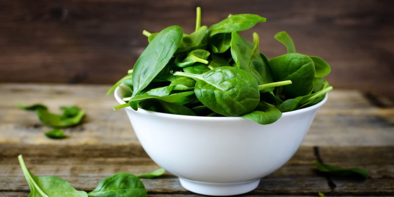 8 loai rau cu giau vitamin C nen tang cuong trong mua dich hinh anh 5 spinach_1521576635.jpg