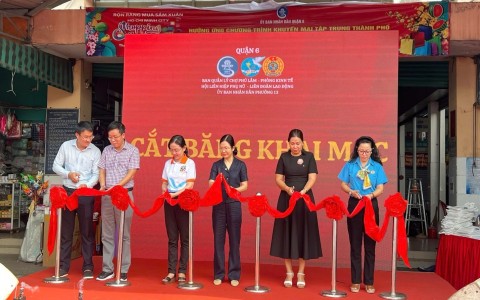 Livestream tại chợ Phú Lâm – Bước đột phá trong kinh doanh truyền thống