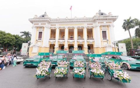 Xích lô hoa rực rỡ và hàng ngàn đóa hoa trao tay: Roadshow “Kiêu hãnh Kỳ quan Di sản” lan tỏa nét đẹp di sản giữa phố thị