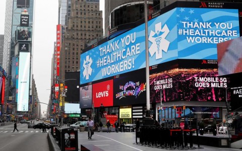 Hình ảnh người dân khắp thế giới cảm ơn y bác sĩ trong cuộc chiến chống Covid-19