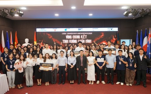 Vượt qua 100 đội thi toàn quốc, Gen Z khẳng định bản lĩnh làm chủ dữ liệu tại Chung kết UEB Data Showdown 2026