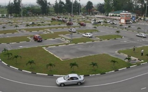 Thi bằng lái xe ô tô 2020: 100 giờ học, 30 triệu học phí và 600 câu hỏi