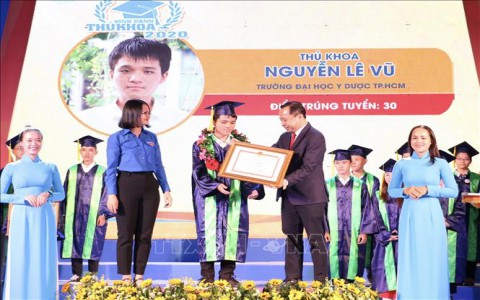 TP Hồ Chí Minh vinh danh các sinh viên thủ khoa