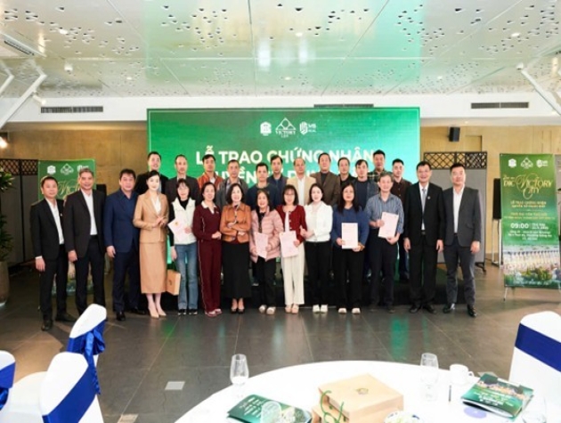 Tập đoàn DIC (mã chứng khoán DIG) bàn giao giấy chứng nhận quyền sử dụng đất cho cư dân