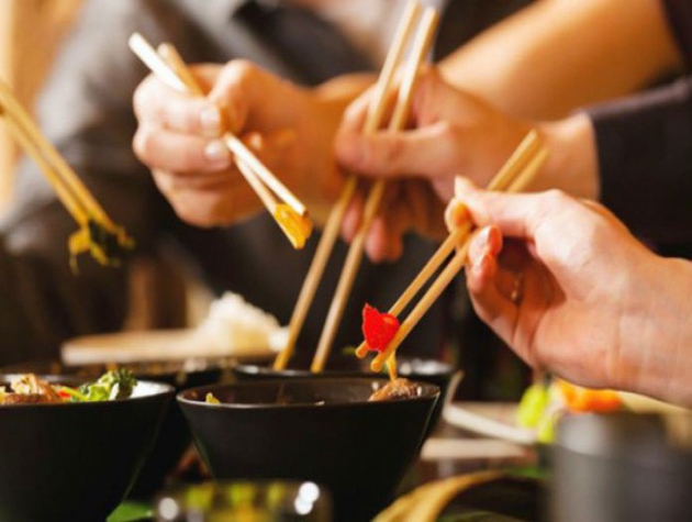 Bác sĩ cảnh báo những căn bệnh rất dễ lây truyền qua đường ăn uống