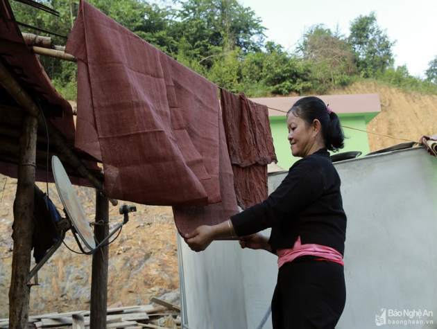 Dùng vôi bột và vỏ cây nhuộm vải, người Ơ đu ở Nghệ An giữ truyền thống độc đáo